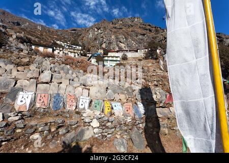 Thame gompa avec drapeaux de prière et symboles bouddhistes - monastère dans la vallée de Khumbu sur trois passes trek, région du mont Everest, parc national de Sagarmatha, ne Banque D'Images