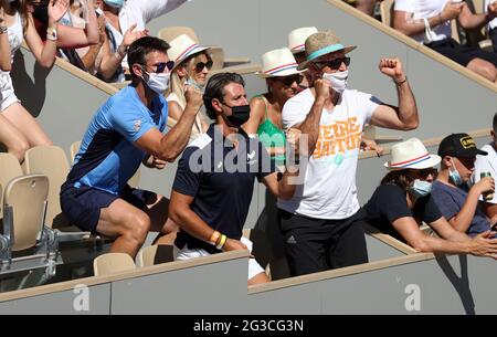 Patrick Mouratoglou, Apostolos Tsitsipas, père et entraîneur de Stefanos Tsitsipas de Grèce réagissent lors de la finale masculine le 15 jour de Roland-Garros 2021, French Open 2021, un tournoi de tennis Grand Chelem le 13 juin 2021 au stade Roland-Garros à Paris, France - photo Jean Catuffe / DPPI Banque D'Images