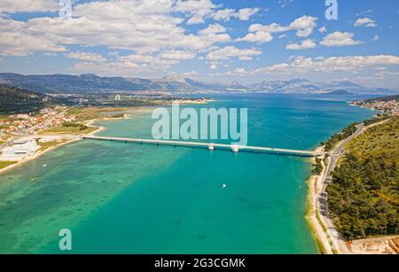 Vue aérienne d'un long pont au-dessus d'une mer, île de Ciovo en Croatie Banque D'Images