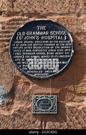 Une plaque sur le City Centre Trail sur Warwick Road à Coventry, sur la Old Grammar School, anciennement chapelle de l'hôpital St John's, Royaume-Uni Banque D'Images