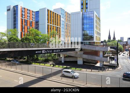 Bureaux modernes de Coventry vus de l'autre côté de la passerelle Canal Basin, avec les flèches de la cathédrale de la ville à l'horizon, à Warwickshire, Royaume-Uni Banque D'Images