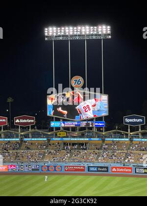 Tableau de bord au Dodger Stadium avec des annonces et un grand écran vidéo montrant une batter pour les Phillies de Philadelphie à Los Angeles, CA Banque D'Images