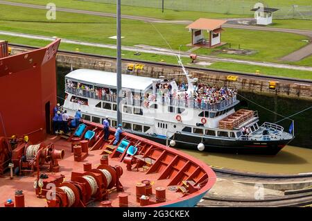 Cargo et bateau touristique dans le canal de Panama transit dans les écluses de miraflores Banque D'Images