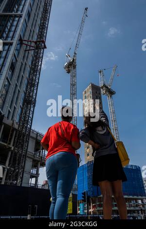 Londres, Royaume-Uni. 15 juin 2021. Nicholas Georges, 69 ans, a monté une grue dans le développement de neuf Elms, près de la nouvelle ambassade des États-Unis, pour protester contre le traitement israélien de la Palestine et des Paelestins. Il prévoit de rester deux jours, mais il fait déjà froid, et la police a bloqué la route par mesure de précaution. Crédit : Guy Bell/Alay Live News Banque D'Images