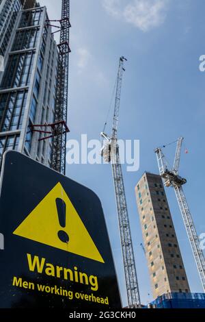 Londres, Royaume-Uni. 15 juin 2021. Nicholas Georges, 69 ans, a monté une grue dans le développement de neuf Elms, près de la nouvelle ambassade des États-Unis, pour protester contre le traitement israélien de la Palestine et des Paelestins. Il prévoit de rester deux jours, mais il fait déjà froid, et la police a bloqué la route par mesure de précaution. Crédit : Guy Bell/Alay Live News Banque D'Images