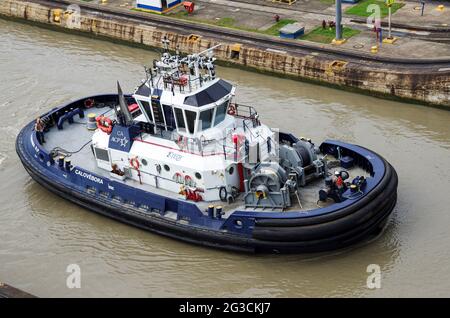 Bateau à remorqueurs du canal de Panama dans les écluses de miraflores Banque D'Images