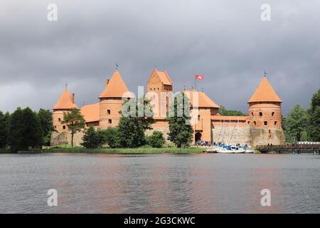 LITHUANIE, COMTÉ DE VILNIUS, TRAKAI - 03 JUILLET 2018: Magnifique situé est le château de l'île de Trakai dans le lac Galvė. Banque D'Images