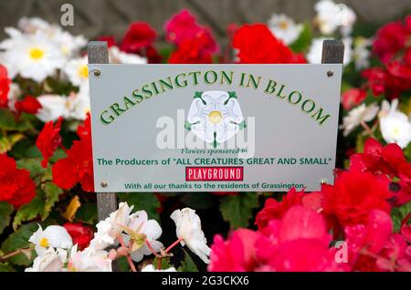 Un panneau fleuri à Grassington dans les Yorkshire Dales. La ville a récemment été utilisée pour filmer la nouvelle série de la série télévisée classique toutes les créatures Banque D'Images