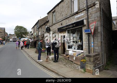 Personnes dans les rues de Grassington dans les Yorkshire Dales. La ville a récemment été utilisée pour filmer la nouvelle série de la série TV classique All C. Banque D'Images