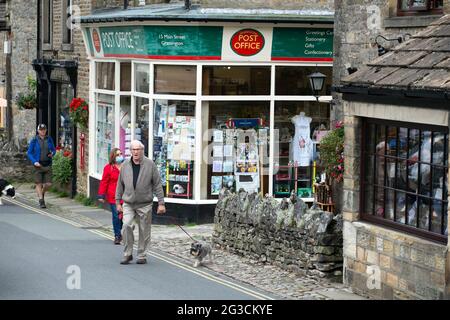 Les gens marchent dans les rues de Grassington dans les Yorkshire Dales. La ville a récemment été utilisée pour filmer la nouvelle série de la série TV classique All Banque D'Images