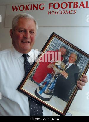 Geoff Chapple, directeur commercial de Woking qui affrontent Swindon lors de la coupe FA ce week-end, en photo avec Sir Alex Ferguson. Après avoir remporté le trophée FA avec Kingstonians, Geoff est le directeur le plus réussi dans l'histoire de l'autre ligue, ayant fait le premier tour 12 fois et éliminé sept clubs de ligue. Pic Mike Walker, 2009 Banque D'Images