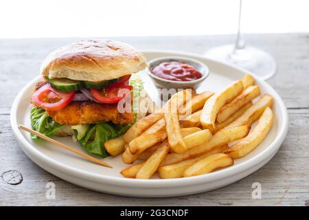 Hamburger de poulet pané avec frites Banque D'Images