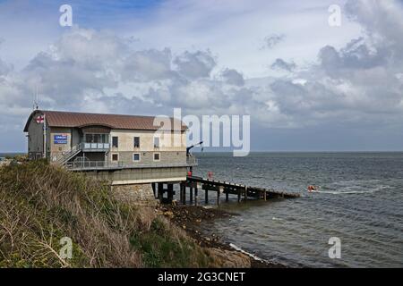 RNLI Lifeboat Station, Moelfre, Anglesey, avec canot de sauvetage à l'approche de la rampe de lancement Banque D'Images