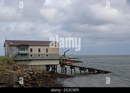 RNLI Lifeboat Station, Moelfre, Anglesey, avec le canot de sauvetage côtière récupéré sur la rampe de lancement Banque D'Images