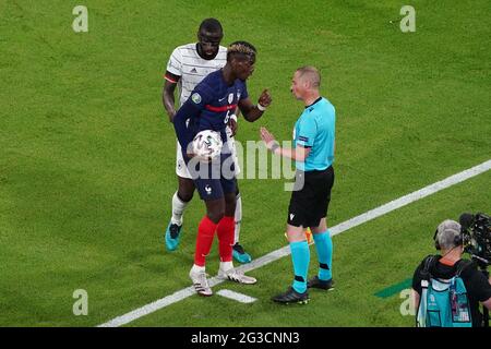 MUNICH, ALLEMAGNE - JUIN 15 : Joshua Kimmich d'Allemagne discutant avec l'arbitre adjoint lors du match de l'UEFA Euro 2020 entre la France et l'Allemagne à l'Allianz Arena du 15 juin 2021 à Munich, Allemagne (photo d'Andre Weening/Orange Pictures) Banque D'Images