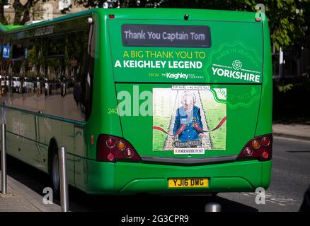Un bus à l'extérieur du avec une signalisation vous remerciant du capitaine Tom Moore devant l'hôpital NHS Nightingale à Harrogate, dans le nord du Yorkshire, qui était ope Banque D'Images