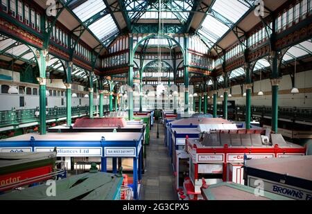 Les étals pratiquement vides du célèbre marché Leeds Kirkgate sur Vicar Lane à Leeds, dans le Yorkshire de l'Ouest. Kirkgate Market est le plus grand marché couvert Banque D'Images