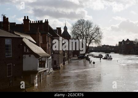 La rivière Ouse de York explose ses berges en février 2020. Banque D'Images