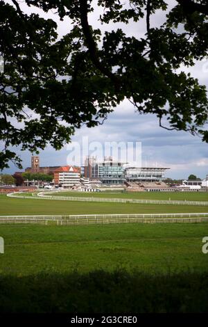 Les stands vides et fermés de l'hippodrome de York. Son festival annuel Dante a déjà été annulé et la plus grande réunion du festival Ebor qui est Banque D'Images