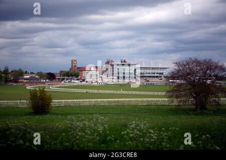 Les stands vides et fermés de l'hippodrome de York. Son festival annuel Dante a déjà été annulé et la plus grande réunion du festival Ebor qui est Banque D'Images