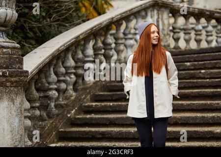 visiteur attrayant passant par un vieux lieu, explorant la région dans le site historique. belle femme touristique est à pied par la sortie et regardant autour de la fr Banque D'Images