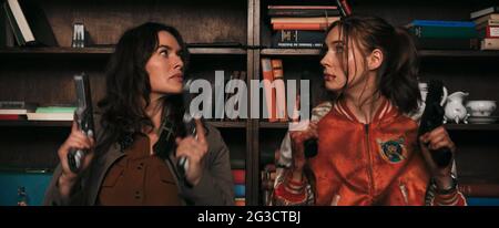 DATE DE SORTIE: 14 juillet 2021 TITRE: Gunpoudreuse Milkshake STUDIO: StudioCanal DIRECTEUR: Navot Papoushado PARCELLE: Trois générations de femmes se battent contre ceux qui pourraient tout prendre d'eux. AVEC: LENA HEAEY comme Scarlet et KAREN GILLAN comme Sam. (Credit image: © StudioCanal/Entertainment Pictures) Banque D'Images