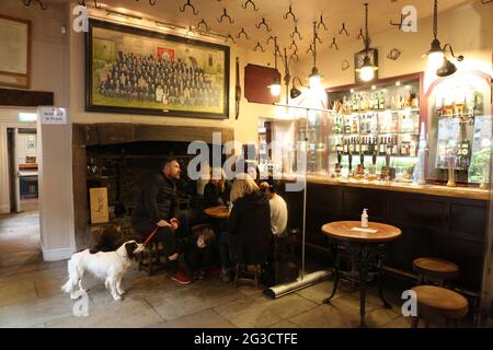 Les Kings Arms à Askrigg dans les Yorkshire Dales, où les scènes originales de pub de la série télévisée de la BBC toutes les créatures Great et Small ont été fil Banque D'Images