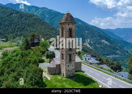 Église romane Sant Miquel d'Engolastres dont la principale caractéristique architecturale est le clocher, en Andorre, site classé au patrimoine mondial de l'UNESCO vue de face entr Banque D'Images