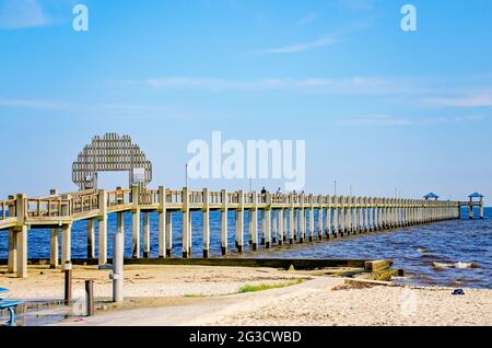 La jetée de Pascagoula est photographiée, le 12 juin 2021, à Pascagoula, Mississippi. La jetée en bois est située au parc de la plage, sur la plage de Pascagoula. Banque D'Images