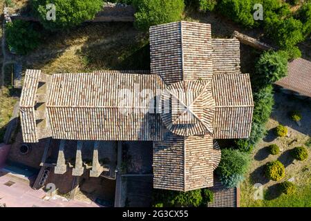 Église de Santa Maria du Priorat à Castellfollit de Riubregos, Anoia Espagne. Patrimoine culturel déclaré d'intérêt national. Vue de dessus Banque D'Images