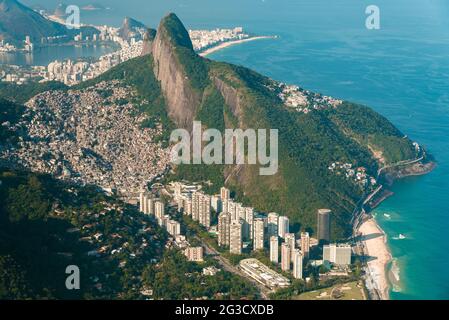 Vue aérienne de deux Frères montagne avec la plus grande au Brésil Favela Rocinha et les immeubles d'appartements en bas en face de la plage de Rio de Janeiro Banque D'Images