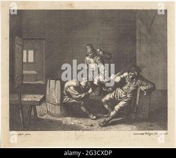 Intérieur avec des fermiers fumeurs et buvant. Trois agriculteurs et une femme autour d'une petite table dans un intérieur sobre. Le fermier de gauche est sur un baril en bois édité pour la chaise et met un tuyau. Le bon agriculteur tient une carafe et un tuyau. Le fermier derrière la femme lève sa coupe. Il y a deux cartes à jouer et un tuyau cassé sur le sol. Banque D'Images
