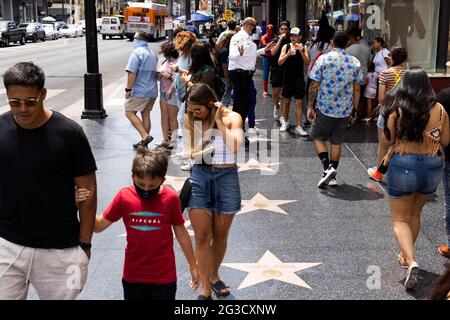 Los Angeles, États-Unis. 15 juin 2021. Les gens marchent le long du Hollywood Walk of Fame près de Hollywood Blvd. Et Highland Ave. Le 15 juin 2021 à Los Angeles, CA. Mardi, la Californie a levé la plupart de ses restrictions COVID-19 et a inauguré ce qui a été facturé comme la « réouverture » de stateÕs. (Photo de Brian Feinzimer/Sipa USA) crédit: SIPA USA/Alamy Live News Banque D'Images