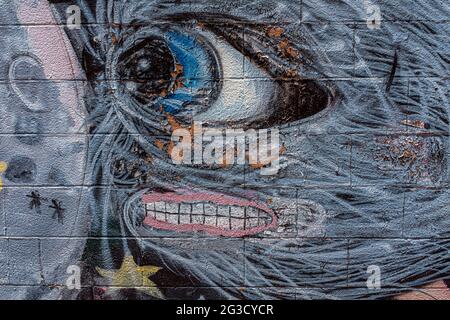 Graffiti vieilli près du centre-ville de Barelas, Albuquerque, Nouveau-Mexique Banque D'Images