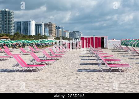 Chaises longues à Miami, États-Unis. Chaises longues roses sur la plage. Meubles de plage. Vacances d'été Banque D'Images