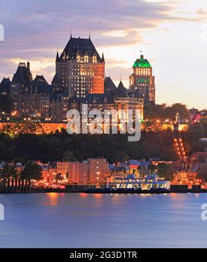 Horizon de la ville de Québec au crépuscule avec le fleuve Saint-Laurent en premier plan Banque D'Images