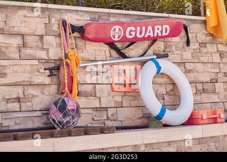 Kit de sauvetage sur le mur. Nécessité pour la saison de la plage près des lieux de baignade. Trousse de premiers soins. Photo de haute qualité Banque D'Images