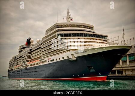 Le MS Queen Elizabeth a été amarré au terminal Ocean, Tsim Sha Tsui, Kowloon, Hong Kong, en mars 2012 (traitement HDR) Banque D'Images