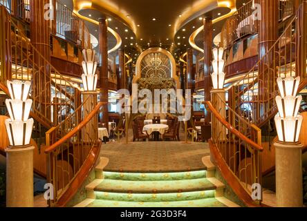 Le restaurant Britannia à bord du navire de croisière Cunard le MS Queen Elizabeth Banque D'Images