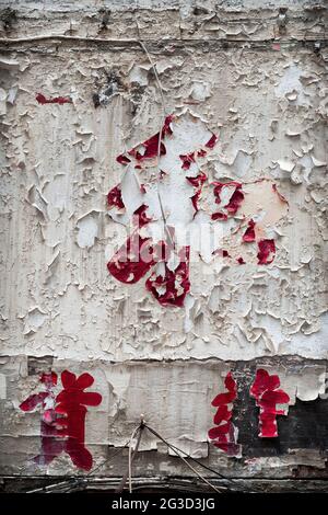 Étude texturale de caractères chinois peints se décollant d'un mur de béton, Wellington Street, Central, Hong Kong Island (paire - #2 de 2) Banque D'Images