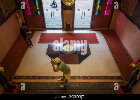 Un touriste photographie un soldat géant en bois dans le hall du marché occidental, Sheung WAN, île de Hong Kong Banque D'Images