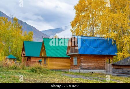 des maisons de tourisme de deux étages en bois sont situées sur un site de camp dans la nature Banque D'Images