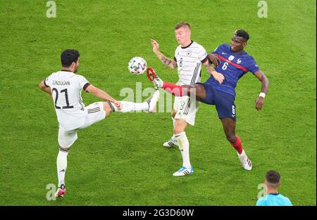 15 juin 2021 à Munich, Allemagne. Paul POGBA, FRA 6 concourent pour le ballon, s'attaquer, duel, header, zweikampf, Action, lutte contre Ilkay GUENDOGAN, DFB 21, Toni Kroos, DFB 8 dans le match ALLEMAGNE - FRANCE aux Championnats d'Europe de football 2020, saison 2020/2021, 15 juin 2021 à Munich, Allemagne. © Peter Schatz / Alamy Live News Banque D'Images