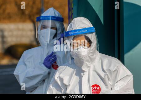 16 juin 2021-Sangju, Corée du Sud-in cette photo est prise le 12 janvier 2021. Un personnel médical vérifie l'infection par le COVID 19 sur la place publique de Sangju, en Corée du Sud. Les nouveaux cas quotidiens de coronavirus en Corée du Sud ont rebondi mercredi à plus de 500 alors que les autorités sanitaires ont augmenté la campagne de vaccination du pays avec un quart de la population en recevant un. Le pays a signalé 545 autres cas de virus, dont 522 infections locales, ce qui porte le nombre total de cas à 149,191, a déclaré l'Agence coréenne de contrôle et de prévention des maladies (KDCA). Banque D'Images