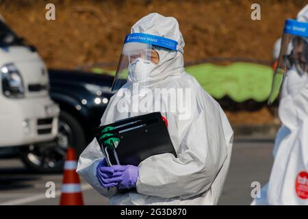 16 juin 2021-Sangju, Corée du Sud-in cette photo est prise le 12 janvier 2021. Un personnel médical vérifie l'infection par le COVID 19 sur la place publique de Sangju, en Corée du Sud. Les nouveaux cas quotidiens de coronavirus en Corée du Sud ont rebondi mercredi à plus de 500 alors que les autorités sanitaires ont augmenté la campagne de vaccination du pays avec un quart de la population en recevant un. Le pays a signalé 545 autres cas de virus, dont 522 infections locales, ce qui porte le nombre total de cas à 149,191, a déclaré l'Agence coréenne de contrôle et de prévention des maladies (KDCA). Banque D'Images