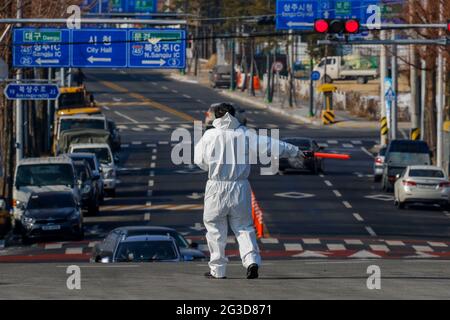 16 juin 2021-Sangju, Corée du Sud-in cette photo est prise le 12 janvier 2021. Un personnel médical vérifie l'infection par le COVID 19 sur la place publique de Sangju, en Corée du Sud. Les nouveaux cas quotidiens de coronavirus en Corée du Sud ont rebondi mercredi à plus de 500 alors que les autorités sanitaires ont augmenté la campagne de vaccination du pays avec un quart de la population en recevant un. Le pays a signalé 545 autres cas de virus, dont 522 infections locales, ce qui porte le nombre total de cas à 149,191, a déclaré l'Agence coréenne de contrôle et de prévention des maladies (KDCA). Banque D'Images