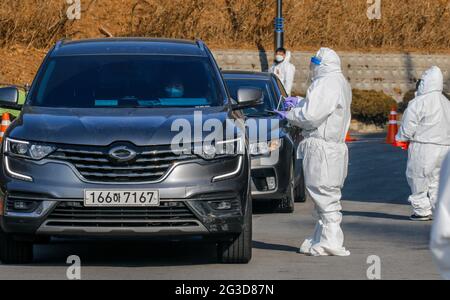 16 juin 2021-Sangju, Corée du Sud-in cette photo est prise le 12 janvier 2021. Un personnel médical vérifie l'infection par le COVID 19 sur la place publique de Sangju, en Corée du Sud. Les nouveaux cas quotidiens de coronavirus en Corée du Sud ont rebondi mercredi à plus de 500 alors que les autorités sanitaires ont augmenté la campagne de vaccination du pays avec un quart de la population en recevant un. Le pays a signalé 545 autres cas de virus, dont 522 infections locales, ce qui porte le nombre total de cas à 149,191, a déclaré l'Agence coréenne de contrôle et de prévention des maladies (KDCA). Banque D'Images