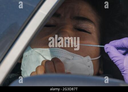 16 juin 2021-Sangju, Corée du Sud-in cette photo est prise le 12 janvier 2021. Un personnel médical vérifie l'infection par le COVID 19 sur la place publique de Sangju, en Corée du Sud. Les nouveaux cas quotidiens de coronavirus en Corée du Sud ont rebondi mercredi à plus de 500 alors que les autorités sanitaires ont augmenté la campagne de vaccination du pays avec un quart de la population en recevant un. Le pays a signalé 545 autres cas de virus, dont 522 infections locales, ce qui porte le nombre total de cas à 149,191, a déclaré l'Agence coréenne de contrôle et de prévention des maladies (KDCA). Banque D'Images