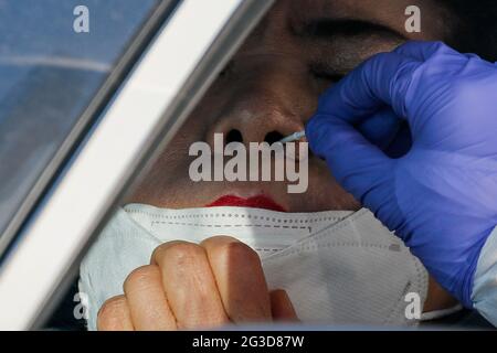 16 juin 2021-Sangju, Corée du Sud-in cette photo est prise le 12 janvier 2021. Un personnel médical vérifie l'infection par le COVID 19 sur la place publique de Sangju, en Corée du Sud. Les nouveaux cas quotidiens de coronavirus en Corée du Sud ont rebondi mercredi à plus de 500 alors que les autorités sanitaires ont augmenté la campagne de vaccination du pays avec un quart de la population en recevant un. Le pays a signalé 545 autres cas de virus, dont 522 infections locales, ce qui porte le nombre total de cas à 149,191, a déclaré l'Agence coréenne de contrôle et de prévention des maladies (KDCA). Banque D'Images