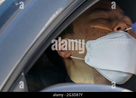 16 juin 2021-Sangju, Corée du Sud-in cette photo est prise le 12 janvier 2021. Un personnel médical vérifie l'infection par le COVID 19 sur la place publique de Sangju, en Corée du Sud. Les nouveaux cas quotidiens de coronavirus en Corée du Sud ont rebondi mercredi à plus de 500 alors que les autorités sanitaires ont augmenté la campagne de vaccination du pays avec un quart de la population en recevant un. Le pays a signalé 545 autres cas de virus, dont 522 infections locales, ce qui porte le nombre total de cas à 149,191, a déclaré l'Agence coréenne de contrôle et de prévention des maladies (KDCA). Banque D'Images